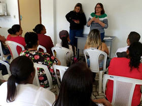 Equipe tcnica do CRAS Alto em encontro mensal com famlias - Foto: PMT