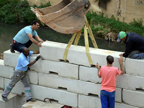 Comeou o assentamento das vigas de concreto, formando o imenso paredo de sustentao da rua - Foto: AsCom PMT