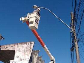 Manuteno na rede de iluminao pblica - Foto: AsCom PMT