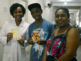 Enfermeira entrega para adolescente a nova Caderneta de Vacinao do Adolescente - Foto: AsCom PMT