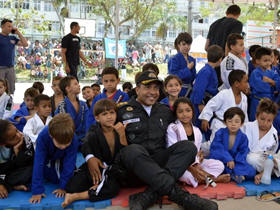 Comandante do 30 BPM, Cel. Marco Aurlio,  com os atletas mirins - Foto: AsCom PMT