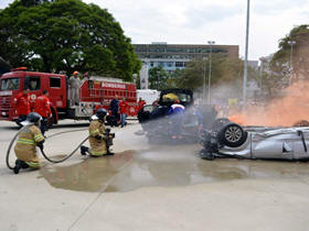 Corpo de Bombeiros atua no incndio - foto: AsCom PMT