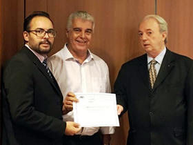 Rafael Canto, subsecretrio de Turismo de Terespolis, recebe o ttulo de Associado Honorrio pelo municpio, entregue por Alfredo Lopes  presidente da ABIH-RJ, acompanhado pelo secretrio estadual de Turismo, Nilo Srgio Felix - Foto: ABIH-RJ