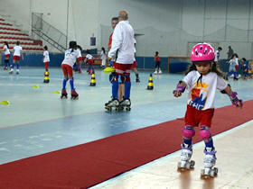 Escolinha de Hquei ensina o esporte para 50 crianas - Foto: PMT