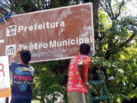 Limpeza da sinalizao turstica - Foto: AsCom PMT