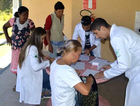 Estudantes de Veterinria fazem o cadastramento de animais domsticos para futuro atendimento gratuito - Foto: PMT