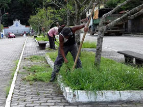 Limpeza dos canteiros localizados no acesso a Fonte Judith - Foto: ASCom PMT