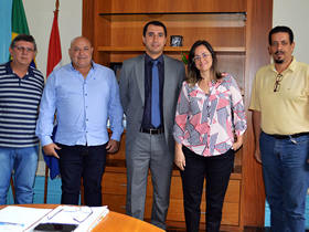 (esq. p/ dir.) Andr Soares, secretrio de Planejamento, prefeito Pedro Gil, Rafael Tavares, gerente geral Caixa Econmica/Terespolis, Camila do Amaral, supervisora de filial da Caixa, e Marco Aurlio de Souza Santos, secretrio de governo - Foto: AsCom PMT