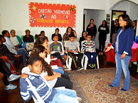 Alunos da E.M. Aclimea Nascimento com a coordenadora do CRAS So Pedro, Marina Ferreira - Foto: PMT