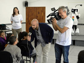 Jornalistas da InterTv com as crianas - Foto: PMT