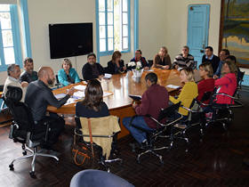 Prefeito reunido com defensores da causa animal - Foto: AsCom PMT