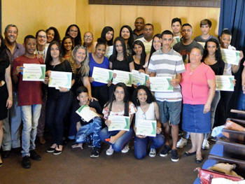 Alunos, familiares, representantes da Prefeitura e do CIEE comemoram a formatura - Foto: AsCom PMT