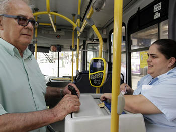 Idoso no ônibus - imagem ilustrativa