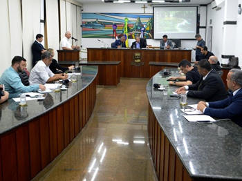 Funcionário de empresa de ônibus na Câmara de Vereadores de Teresópolis - Foto: AsCom PMT