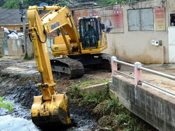 A remoção de entulho e mato - Foto: AsCom PMT