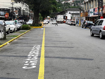 Área de carga e descarga sinalizada junto ao canteiro central, na Rodoviária - Foto: AsCom PMT