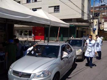 Posto drive-thru de vacinas no Centro - Imagem de arquivo