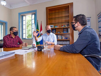 Prefeito eleito de Nova Friburgo, Johnny Maycon, e o vice-prefeito Sérgio Abreu em Teresópolis - Foto: AsCom PMT