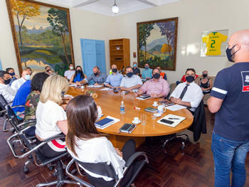 O Prefeito de Teresópolis, Vinicius Claussen, fala aos secretários - Foto: AsCom PMT