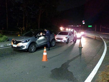 Barreiras sanitárias nas entradas do município, à noite - Foto: AsCom PMT