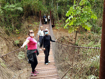 Ponte suspensa com 22 m de comprimento, com vista para a Pedra de Santa Rita e Caxambu - Foto: PMT