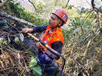 Subsecretário de Defesa Civil de Teresópolis, Tenente Nascimento, no combate ao incêndio - Foto: PMT