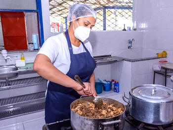 Desempregada há dois anos e com três filhos na Escola Sakurá, Andriele Monteiro conseguiu uma vaga de merendeira - Foto: AsCom PMT