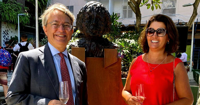 Secretária de Cultura de Teresópolis Cléo Jordão e o Cônsul Geral Paolo Miraglia del Giudice na inauguração do busto, no Rio de Janeiro - Foto: AsCom PMT