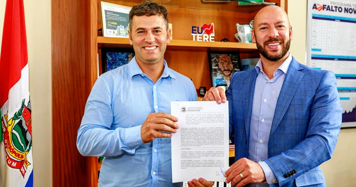 Prefeito Vinicius Claussen e o empresário Celso Cravo Morgado da Corações de Chocolate - Foto: AsCom PMT