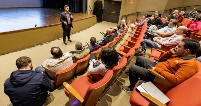 Leandro Velloso, chefe de Gabinete da Codin, explica sobre a atuação da companhia no processo de concessão de incentivos fiscais e na criação de condomínios industriais nos municípios - Foto: AsCom PMT