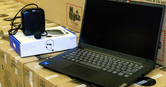 Notebooks e microfones distribuidos à Educação em Teresópolis - Foto: AsCom PMT