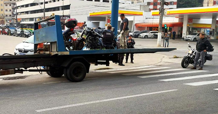 Abordagem de 28 motociclistas e apreensão de 7 motocicletas - Foto: PMT
