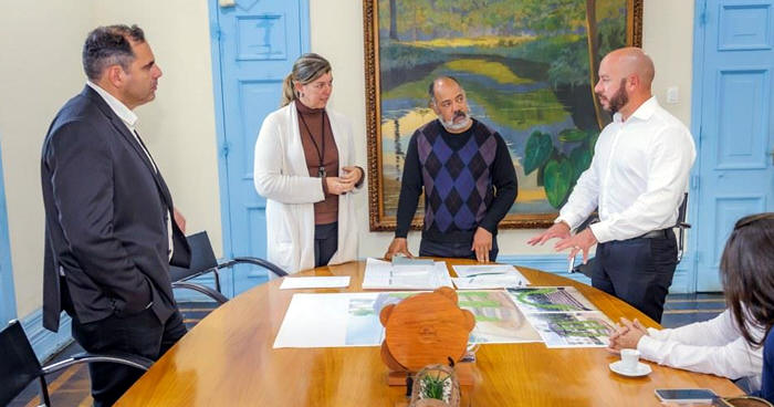 Prefeito Vinicius Claussen, Beth Mazzi, sec. Turismo, e Henrique Silva, subsec. Turismo, recebem equipe de Marketing do Grupo Petrópolis - Foto: AsCom PMT