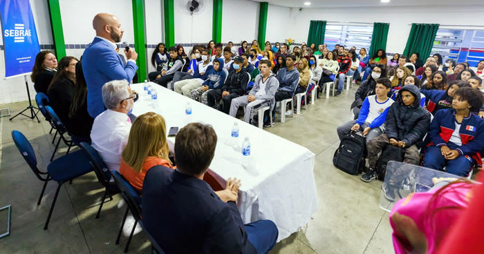 O Prefeito de Teresópolis, Vinicius Claussen, fez a entrega de tablets - Foto: AsCom PMT