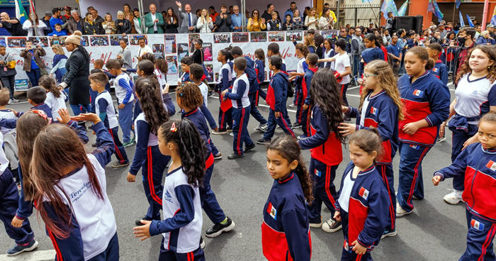 Desfilaram mais de dois mil alunos de 70 escolas públicas e particulares em Teresópolis - Foto: AsCom PMT