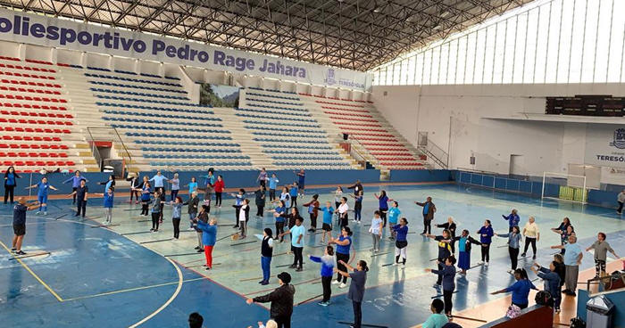 Aulão de alongamento para homens e mulheres da terceira idade em Teresópolis - Foto: AsCom PMT