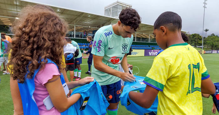 No final do treino, os jogadores levaram os alunos para dentro do campo - Foto: AsCom PMT