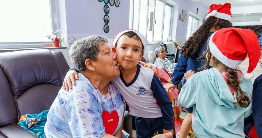 Alunos do Pré-escolar de Teresópolis estiveram no asilo São Vicente de Paulo - Foto: AsCom PMT