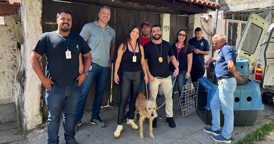 Equipe do COPBEA e Polícia Civil em resgate de cão em Teresópolis - Foto: AsCom PMT