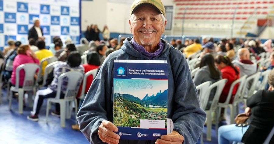 Morador de Teresópolis recebe título de propriedade - Foto: Núcleo Imprensa RJ