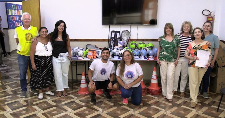 Cristina Rocha, diretora da E. M. Manoel Medeiros Sobrinho, e equipe recebem membros do Rotary Club Teresópolis - Foto: AsCom PMT