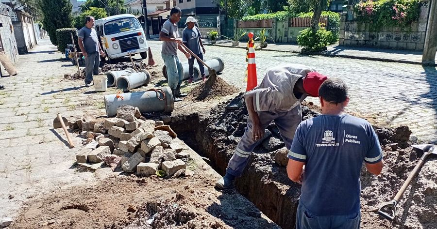 Construção de um trecho de galeria pluvial na Rua Mello Franco, no Alto - Foto: AsCom PMT