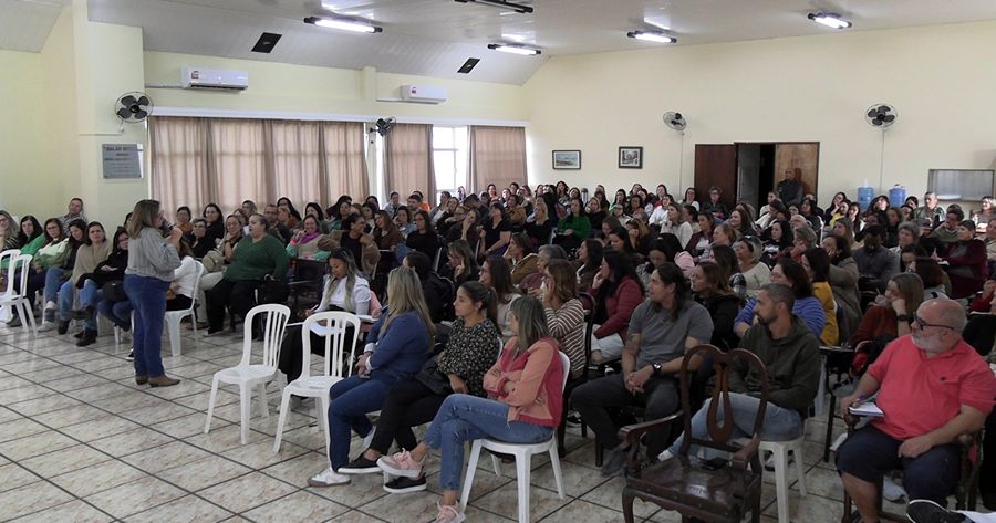 Reunião com as equipes gestoras das unidades de ensino de Teresópolis - Foto: AsCom PMT