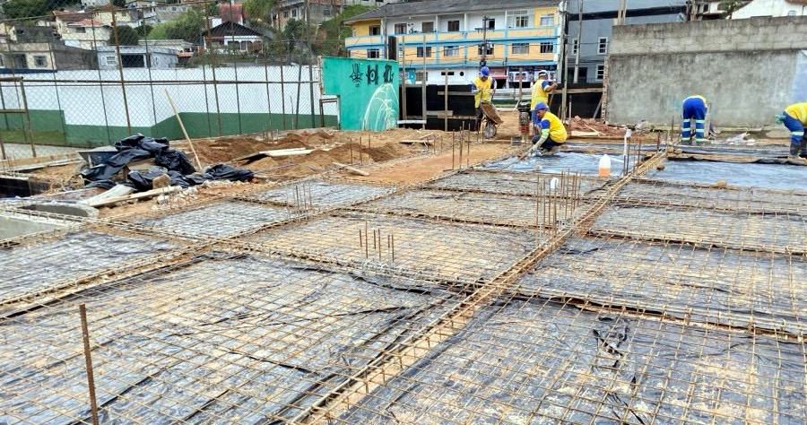 Amarração da ferragem e a concretagem do piso da área externa da Escola - Foto: AsCom PMT