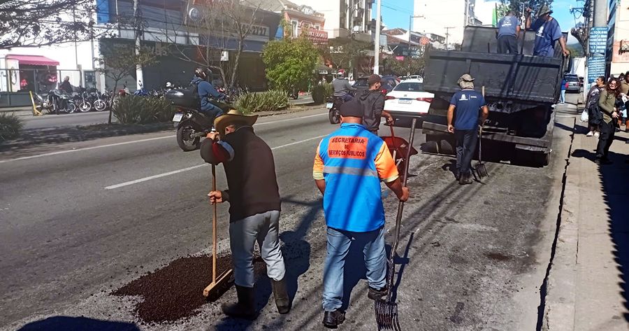 Operação tapa-buracos em trecho da Av. Lúcio Meira, na Várzea - Foto: AsCom PMT