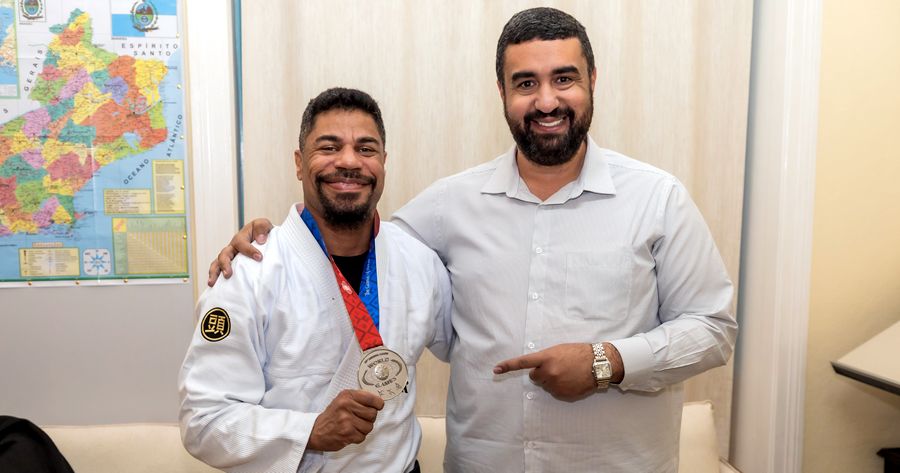O medalhista Reinaldo Rodrigues e o Prefeito de Teresópolis, Leonardo Vasconcelos - Foto: Ascom PMT
