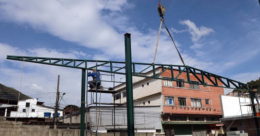 Novo telhado do novo ginásio poliesportivo da Escola de Teresópolis - Foto: AsCom PMT