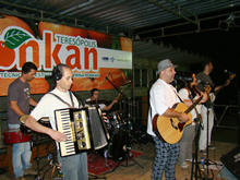 A Banda Sobretudo fez sucesso em Pessegueiros, no encerramento da Festa da Tangerina Ponkan - Foto: Cláudio Furtado